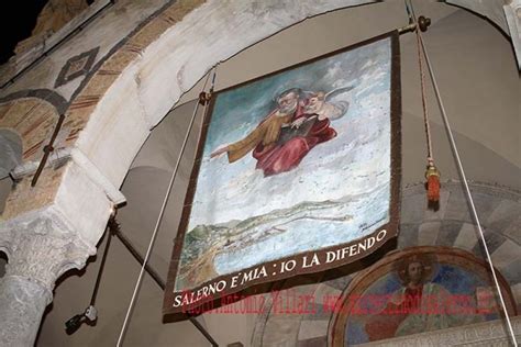 Lunedì Lalzata Del Panno Nel Quadriportico Del Duomo Di Salerno Liratv