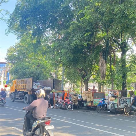 Warga Keluhkan Truk Sampah Di Palang Merah Bau Busuk Dan Ganggu Lalu