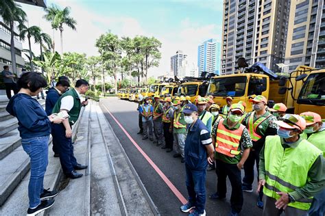 陳其邁隔洋致電饒慶鈴 高市全力馳援台東恢復市容 市府跨局處動員人力機具合力協助台東救災