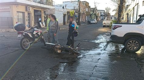 Choque entre moto y camioneta Diario El Telégrafo