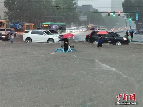 暴雨中，这面党旗，这抹明黄，是最稳定人心的力量！ 中国长安网