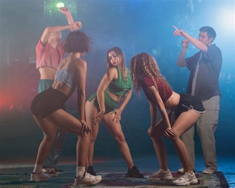 Des Gens Dansent Et Twerking Lors Dune Fête Intérieure Photo Gratuite