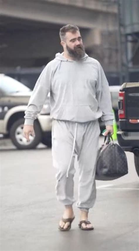 Eagles Fans Roast Jason Kelce For Wearing Flip Flops In The Snow On Game Day News