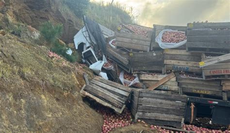 Caminh O Que Transportava Ma S Colide Em Barranco E Morre