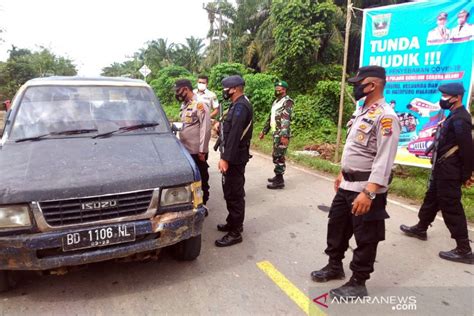 Arus Kendaraan Di Posko Penyekatan Perbatasan Sumbar Sumut Masih Sepi