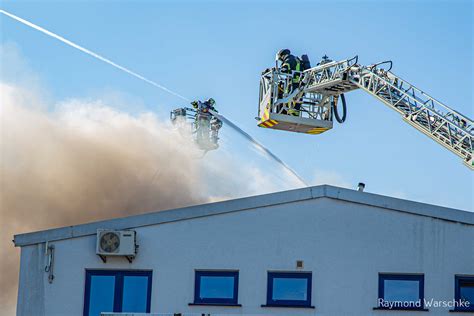 F Brennt Gewerbebetrieb Gro Brand In Der Raiffeisenstra E