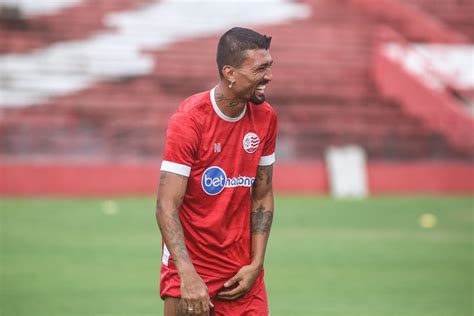 Kieza De Titular Roberto Fernandes Esbo A Time Do N Utico Para