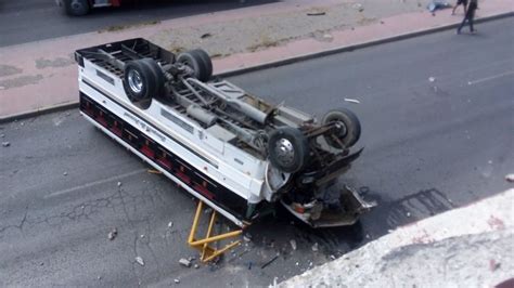 Muere el conductor de un camión tras precipitarse por un puente en Almería