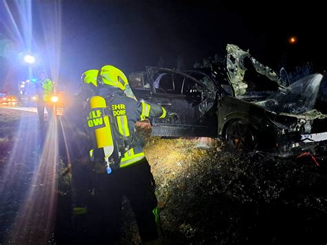 Nächtlicher Fahrzeug und Vegetationsbrand FF Oberwaltersdorf