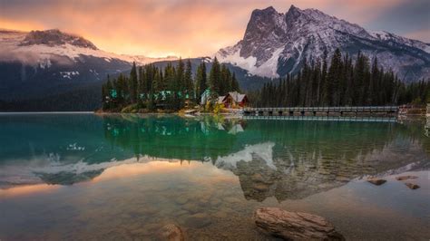 Dom Na Pomo Cie Nad Jeziorem Emerald Lake W Parku Narodowym Yoho