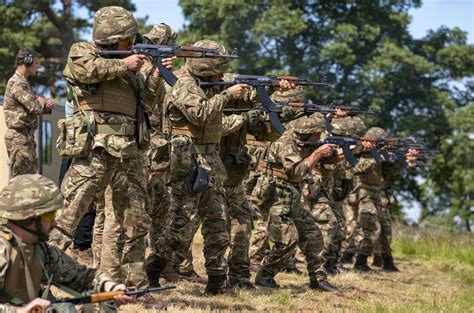 Soldados ucranianos reciben entrenamiento militar británico AP News