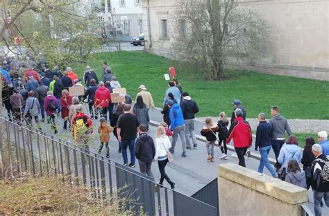 Trotz Corona Lockerungen Spaziergänger protestieren in Coburg weiter