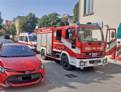 Roma Bimbo Chiuso In Auto Salvato Dai Vigili Del Fuoco Si Cercano I