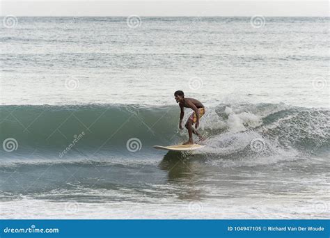 Persona Que Practica Surf En Las Ondas En Sri Lanka Imagen Editorial