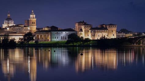 Attraversano Il Mondo Per Vivere A Mantova Il Lago Le Piazze