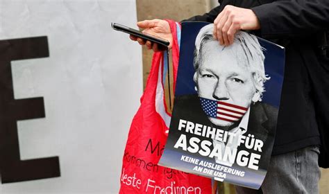 La moglie di Assange Nel caso sull estradizione si decide se vivrà o