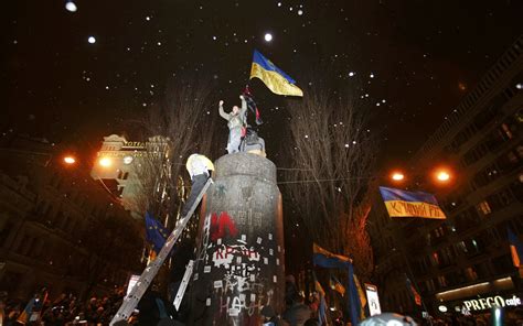 Lenin Statue Toppled Smashed By Ukraine Protesters Nbc News