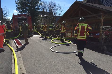 Feuerwehr L Scht Brennende Gartenh Tte In Thurn