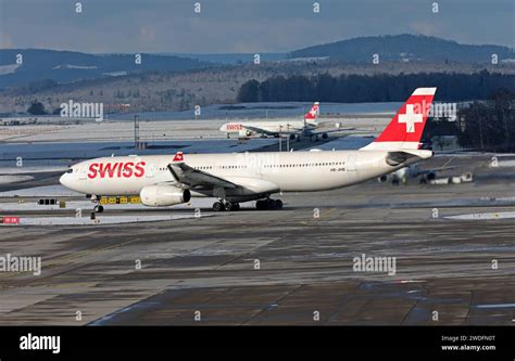 Flugbetrieb Auf Dem Flughafen Z Rich Kloten Mit Passagierflugzeugen Der