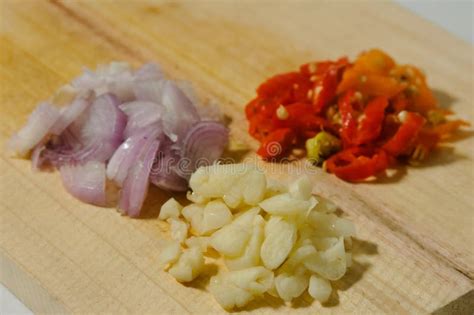 Pimientos Rojos En Rodajas De Cebollas Rojas Y Garrapatas En Rodajas