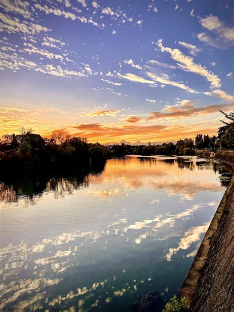 Ciel de crépuscule Ciel du soir se reflétant sur la Marne Photo