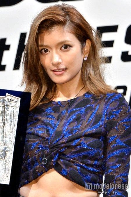 画像3 3 ローラ、へそ出しで驚異の脚線美アピール 嵐・相葉雅紀もうっとり モデルプレス