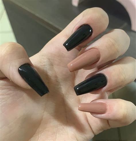 Pin de sashx en nails Dar en el clavo Uñas de acrílico negro Uñas