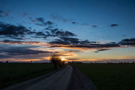 Papel de parede luz solar panorama Pôr do sol Colina céu campo