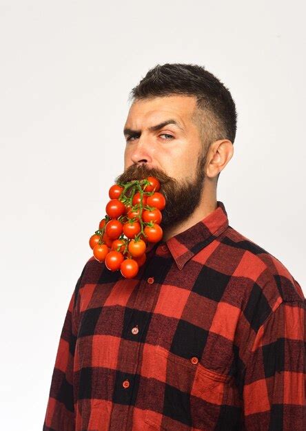 Conceito De Agricultura E Jardinagem Guy Mostra Sua Colheita Foto Premium