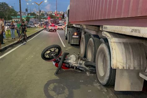 V Deo Motociclista Fica Perna Presa Em Roda De Carreta Ap S