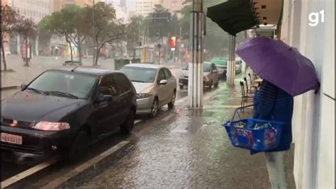 Temporal fortes ventos derruba muro árvores e causa alagamentos na