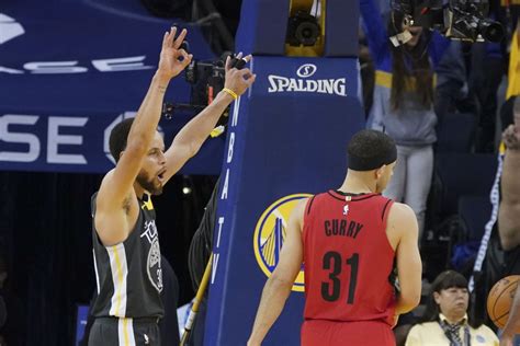 Curry tem trabalho o irmão mas anota 37 pontos e Warriors abrem 2