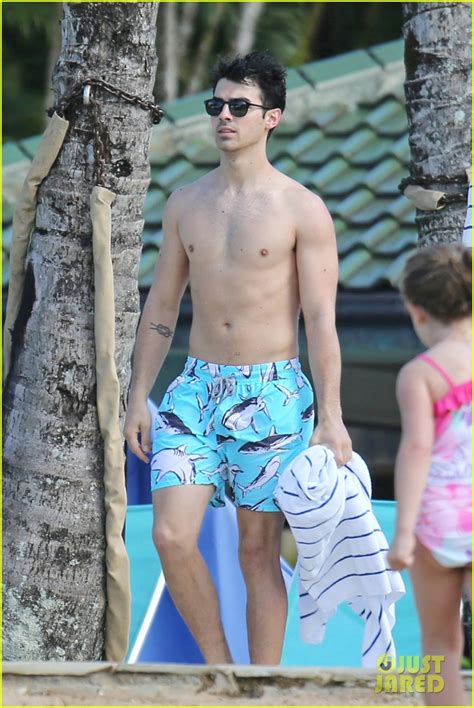 Joe Jonas Shirtless Beach Frisbee Player In Hawaii Photo 3023739 Joe Jonas Jonas Brothers