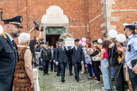 I Funerali Di Sofia Castelli A Cologno Monzese Foto Lapresse