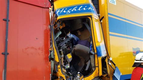 A1 Bei Posthausen Und Oyten Lkw Fahrer Stirbt Bei Schwerem Unfall