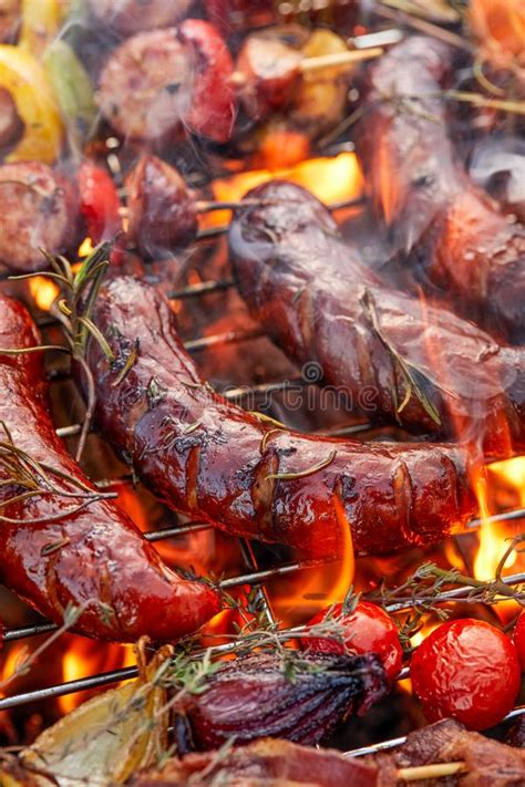 Alimento Asado A La Parilla Salchichas Y Verduras Asadas A La Parrilla