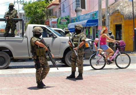 Fuerzas Armadas En Las Calles Columna Al Margen