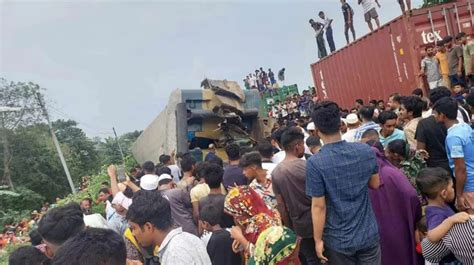 Bangladesh Train Accident बांग्लादेश में दर्दनाक हादसा 2 ट्रेनों के