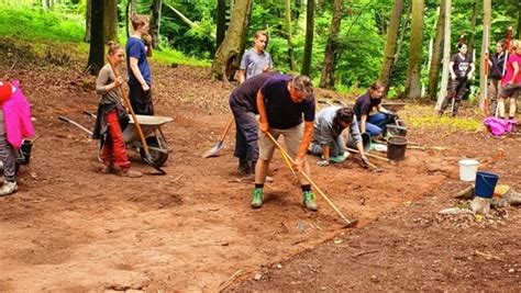 Grabungen In Tieschen Der Erloschene Vulkan Birgt Noch Geheimnisse