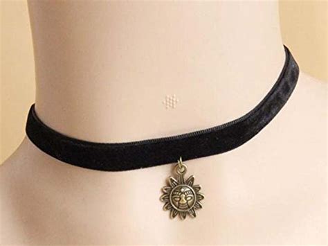 9 Stylish Models Of Velvet Chokers For Ladies In Trend