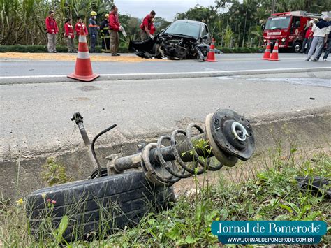 Motorista Encaminhada Ao Hospital Ap S Colis O Frontal Na Sc