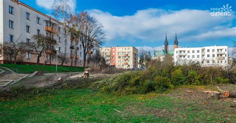 Rozpoczęto porządkowanie terenu pod apartamentowiec przy ul