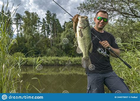 Pesca De Bajura Peces Grandes De Bajo En Manos De Complacido Pescador