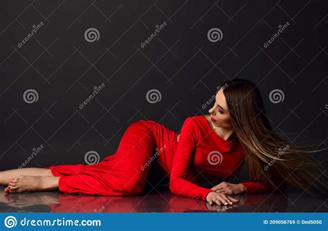 Giovane E Bella Donna Sexy Con I Capelli Lunghi In Abito Rosso Maxi A