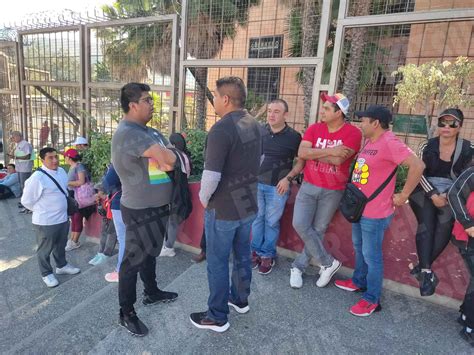 Protestan Trabajadores Administrativos De La SEG En El Recinto Estatal