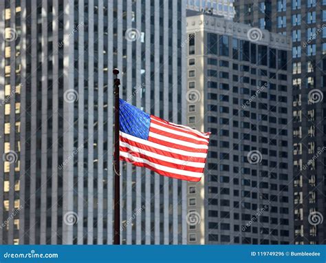 Bandeira Americana Que Acena Dentro A Baixa De Chicago Eua Foto De