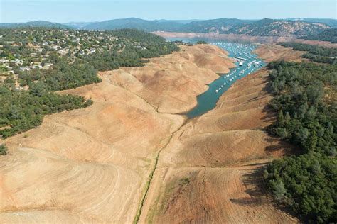 Water-starved Lake Oroville rises dramatic 20 feet in six days