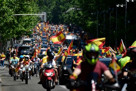 Miles De Espa Oles Protestan En Coche Contra El Gobierno Por Su Gesti N