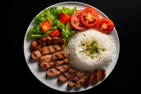 Prato De Comida Arroz Carne Grelhadas Salada Molho Sobre Uma Mesa De