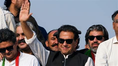 Imran Khan Ended Azadi March Abruptly After Talking To These 3 Persons Report World News